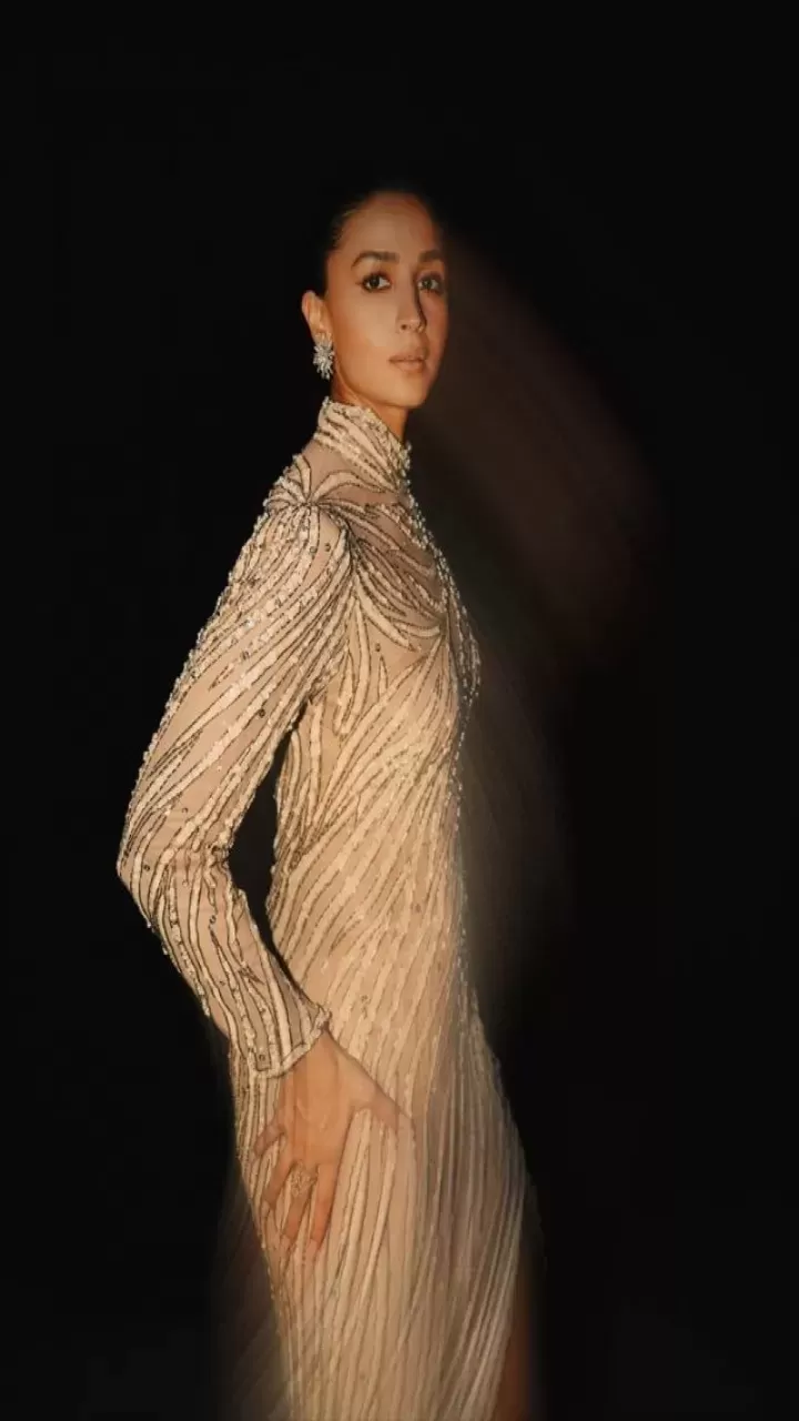 alia bhatt golden dress Alia Bhatt in Anushka Khanna