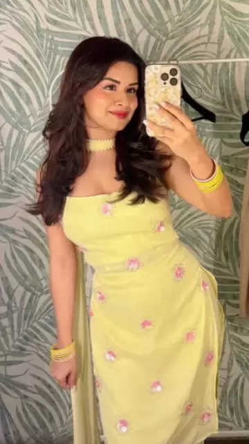 ​Avneet Kaur is more beautiful Picture