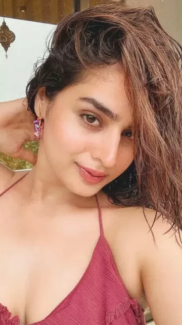 Ayesha Khan की Hotness ने Picture