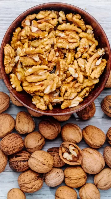 सर्दियों में अखरोट खाने के Picture