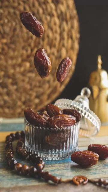 सर्दियों में खजूर खाने के Picture