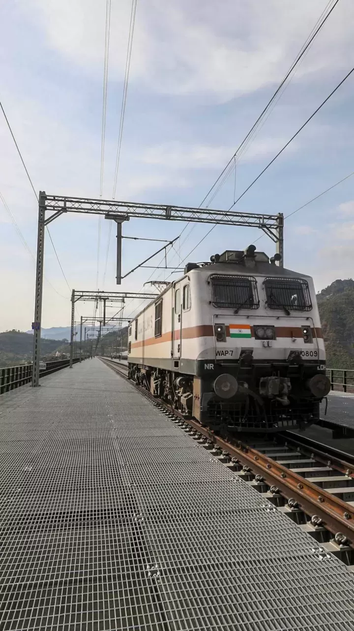 रेल का इंजन कितना शक्तिशाली होता है?