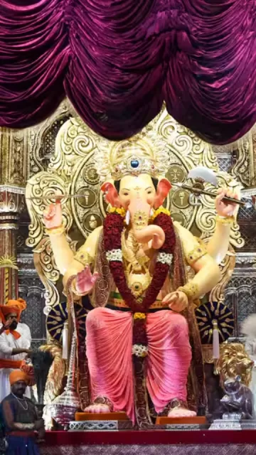Isha Malviya visited Lalbaugcha Raja Picture