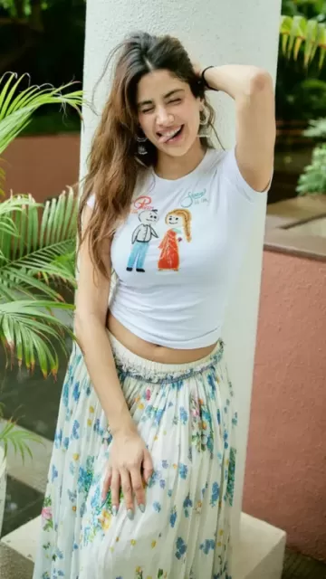 Janhvi Kapoor showed naughty moves Picture