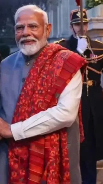 Modi wears many beautiful shawls Picture