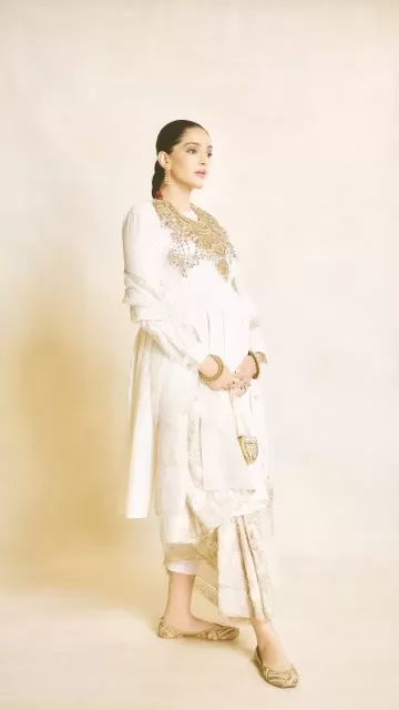 Mom-to-be Sonam Kapoor flaunts her Picture