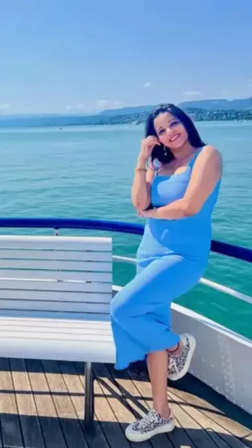 Monalisa yawned on the beach, Picture