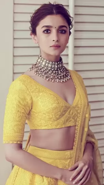Wear yellow clothes on the Picture