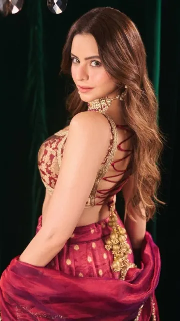 Arti Singh Visits Mahakal, Seeks Picture