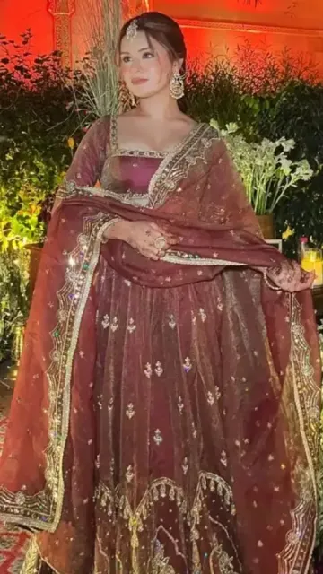 Avneet Kaur is casting a Picture