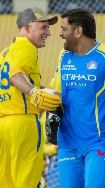 Dhoni presented special awards to Picture