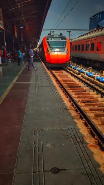 How late should the train Picture