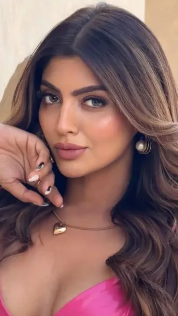 Know about Akanksha Puri  Picture