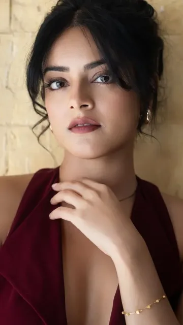 Know about Riddhi Kumar ! Picture