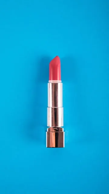 Long-Lasting Matte Lipstick for Bold Picture