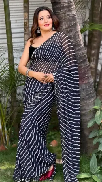 Monalisa Sways Gracefully in a Picture