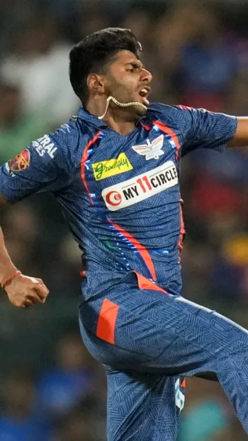 Top 5 Fastest Bowlers in Picture